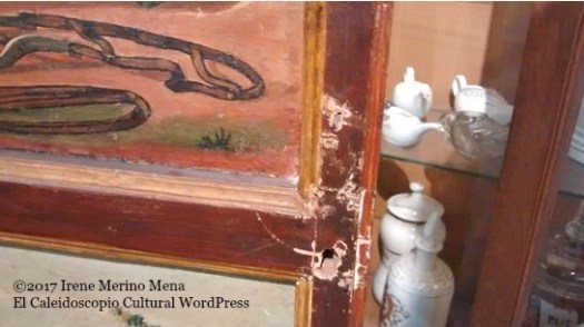 detalle-aranazos-y-roturas-en-el-soporte-del-armario-policromado