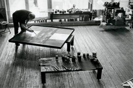 Ad Reinhardt pintando su afamada serie 'black paintings'
